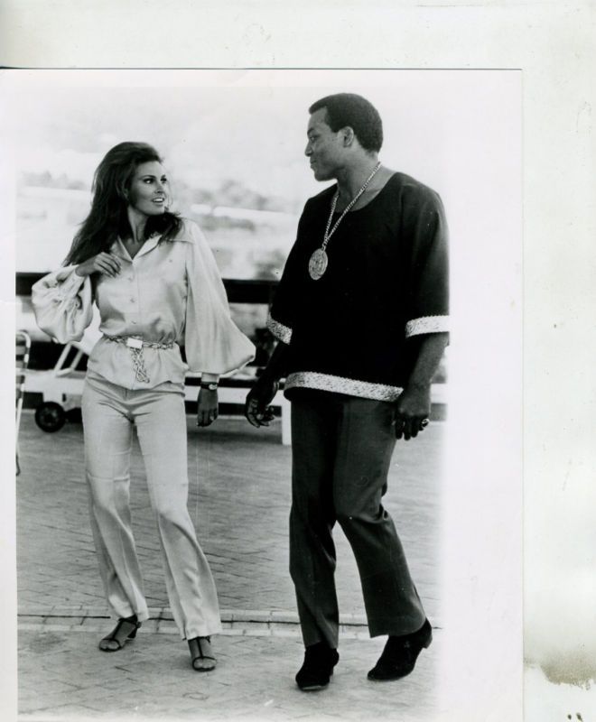 RAQUEL WELCH/JIM BROWN/RARE ORIG. CANDID C9  