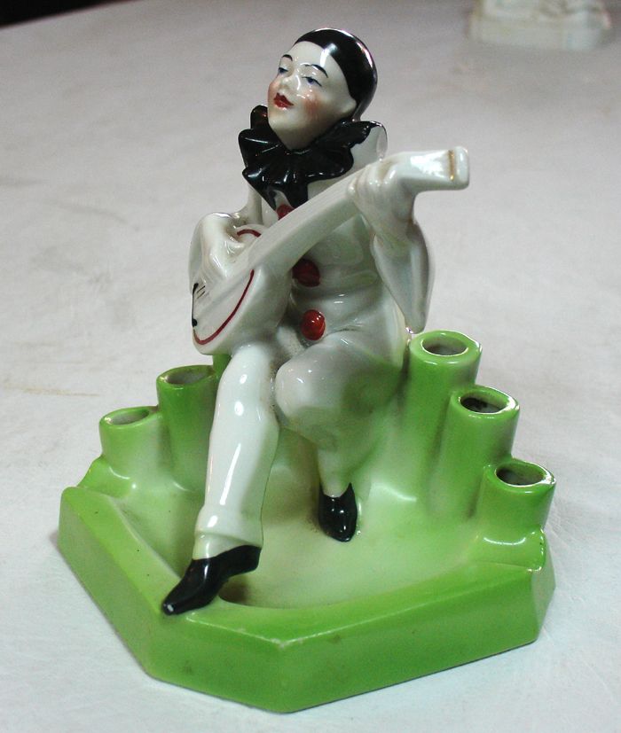 Art Decó porcelain Pierrot playing banyo flowers pencil  