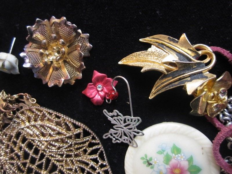   LOT OF FLOWER JEWELRY*BROKEN*PARTS*MISMATCHED EARRINGS*JUNK  