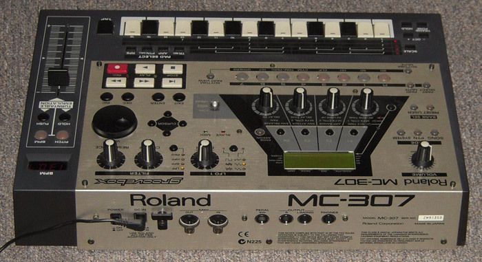 ROLAND MC 307 GROOVEBOX   Drum Machine/Bass Synth   EXC  