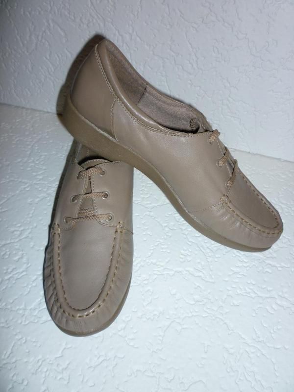 Women Red Cross Nursing Walking Shoes Beige NWOB $50  